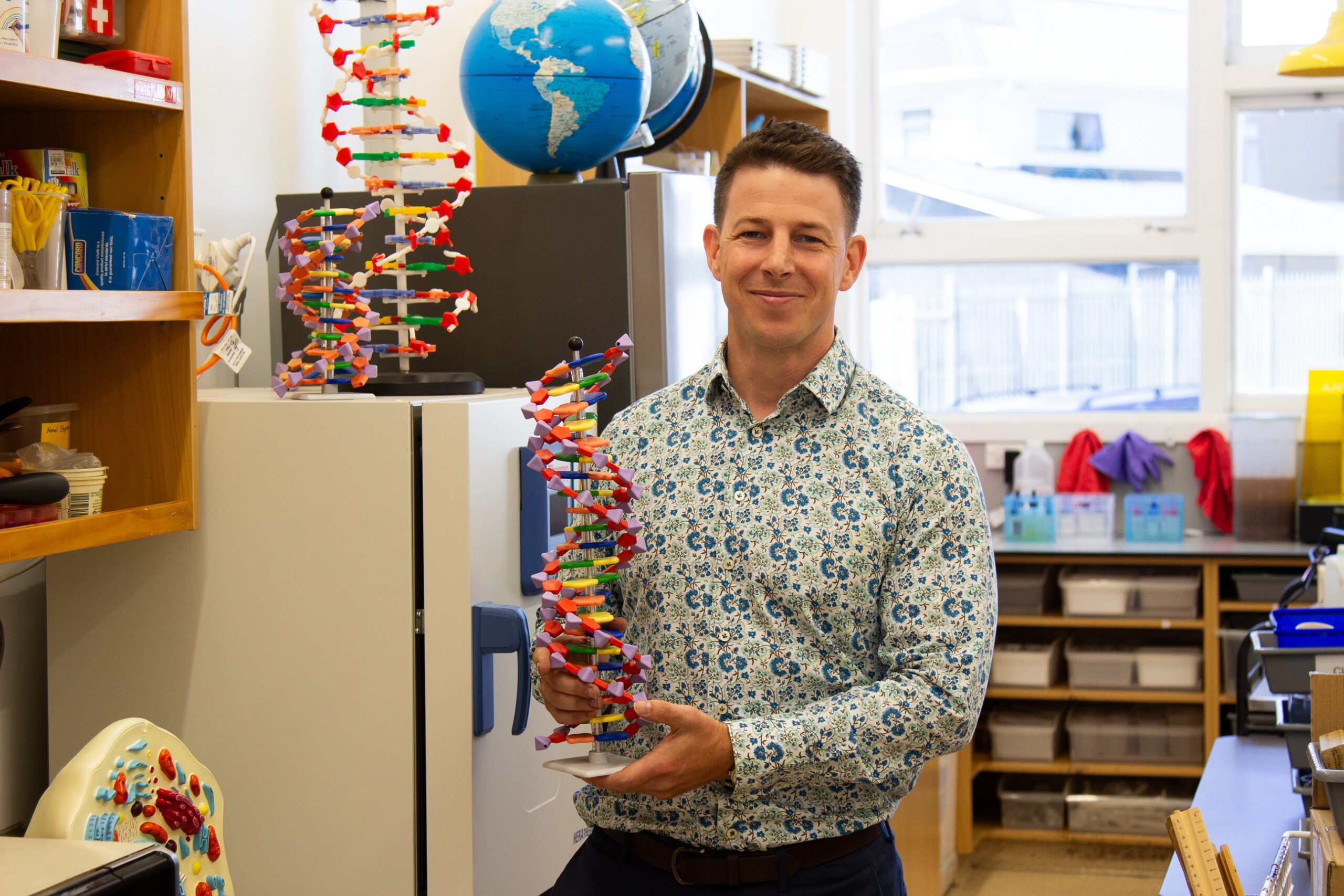 Image:Winning science teacher making the invisible visible to his students